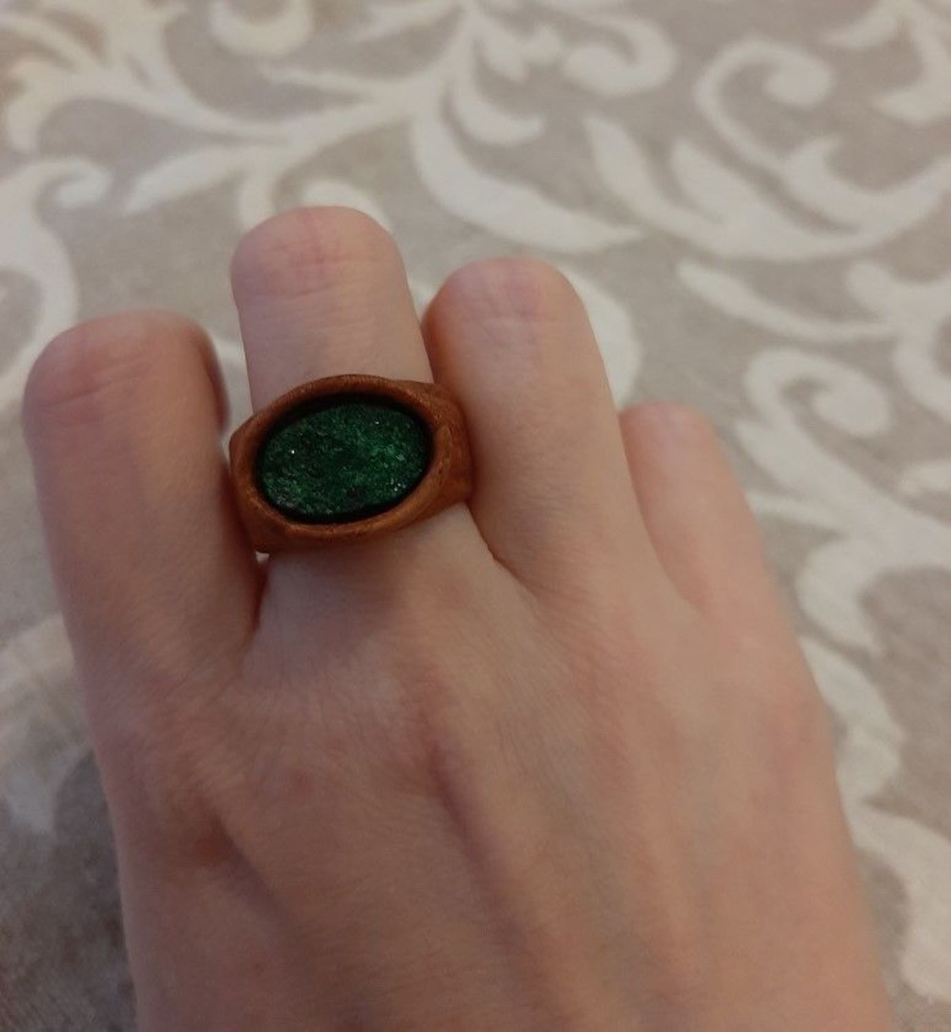 Photo №2 к отзыву покупателя Tatyana о товаре Кольцо деревянное с зеленым камнем. Размер 16,5