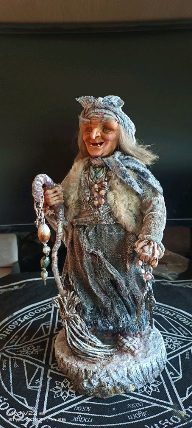 Photo №5 к отзыву покупателя Irina о товаре Куклы и пупсы: авторская кукла Баба Яга коричневый красный