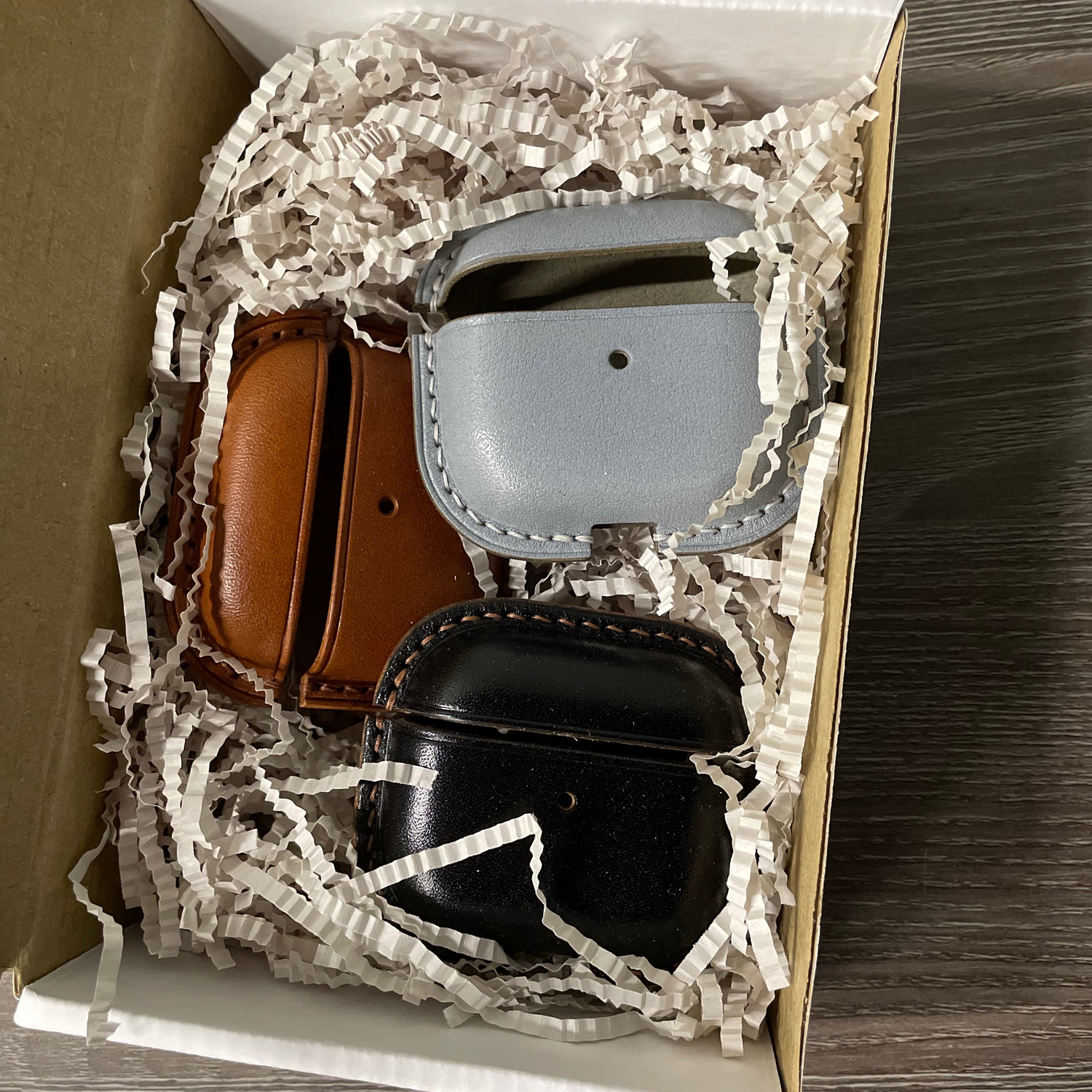 Фото №1 к отзыву покупателя Ксения о товаре Чехол для AirPods 3 из итальянской кожи buttero и еще 1 товар