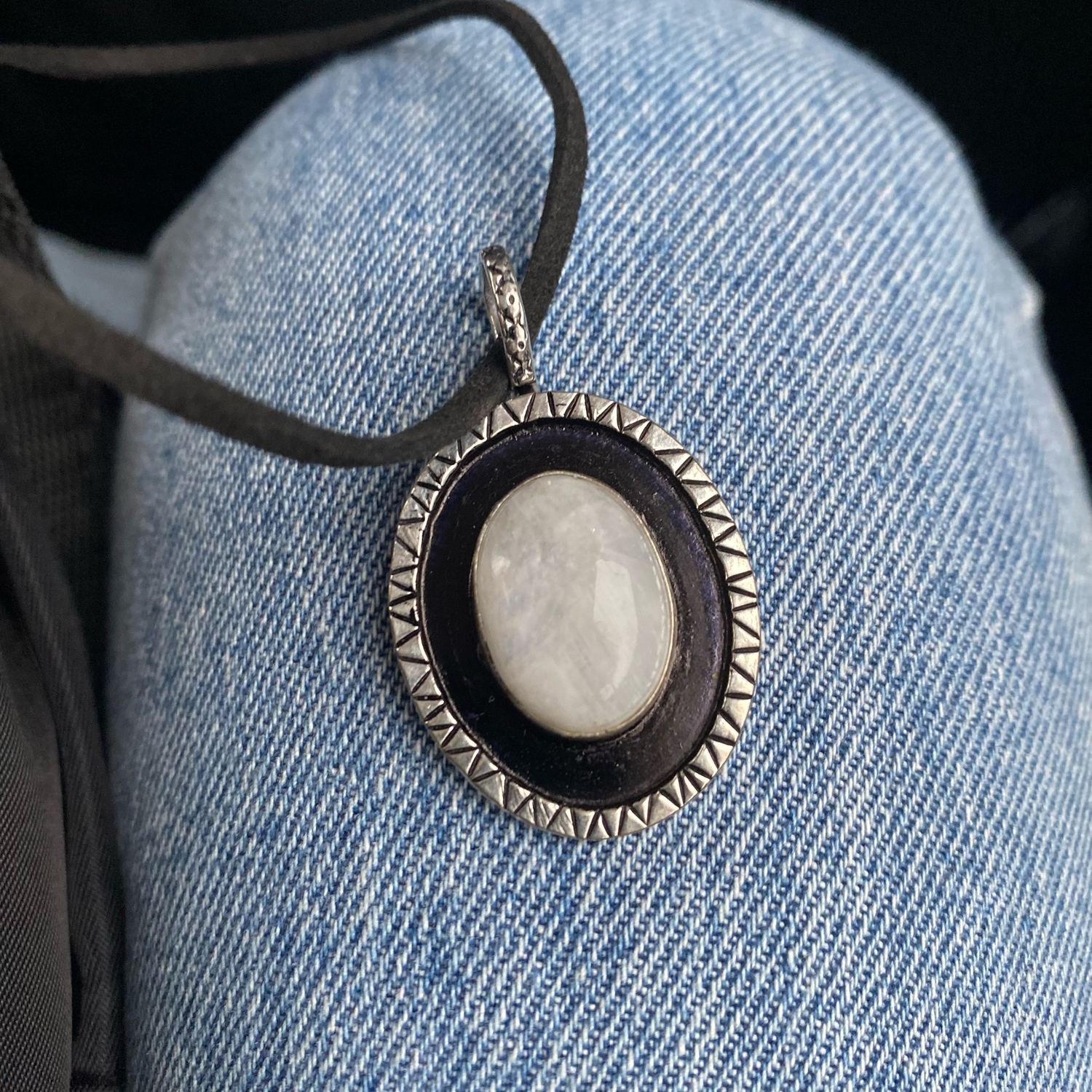 Фото №2 к отзыву покупателя Жанна о товаре Кулон с лунным камнем (адуляром) "Чёрно-белый"