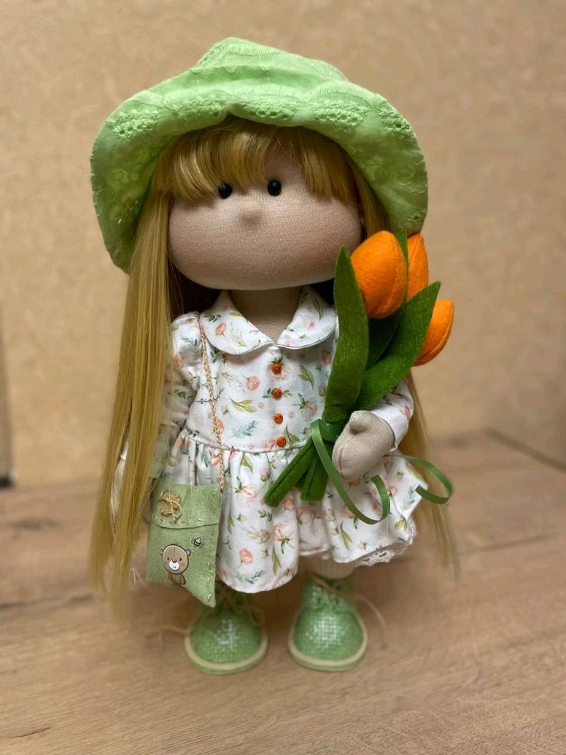 Фото №1 к отзыву покупателя Елена о товаре Кукла в панаме с тюльпанами