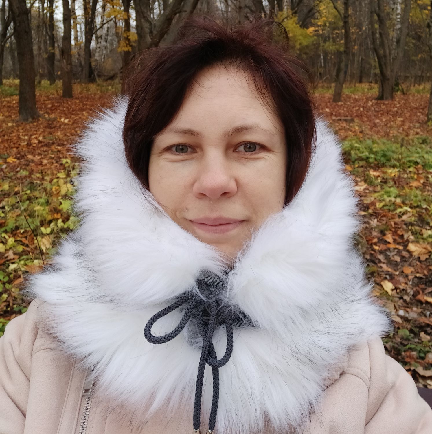Фото №3 к отзыву покупателя Корзинка счастья о товаре Снуд с двойной меховой опушкой.  Серый рисунок с белым мехом