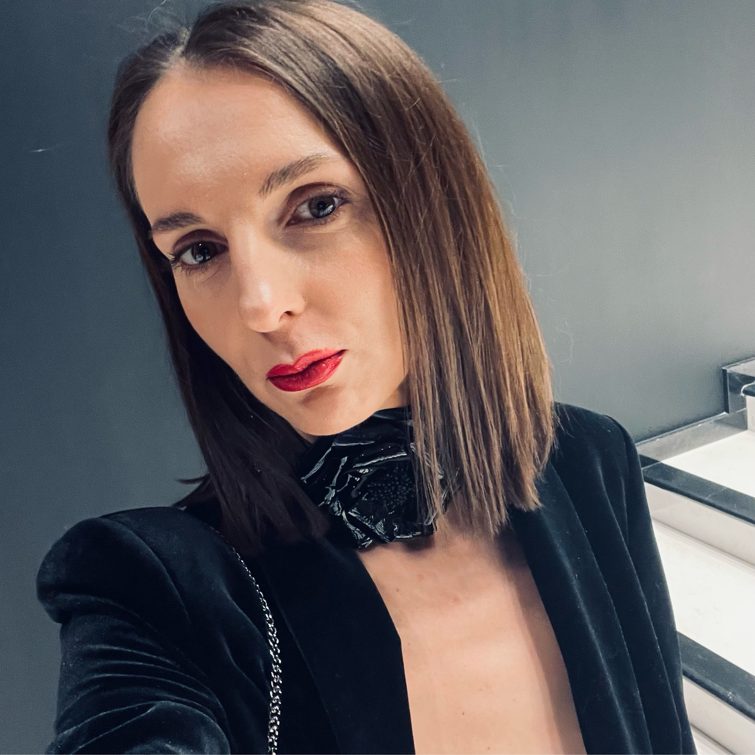 Фото №1 к отзыву покупателя Olga Vu о товаре Цветок из кожи. Брошь из натуральной кожи: роза Загадка ночи. и еще 1 товар