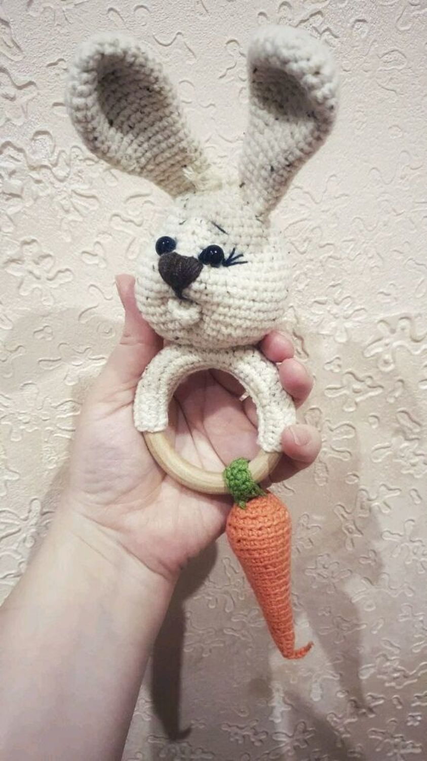 Фото №1 к отзыву покупателя ARmacrame Уютное макраме о товаре Именная погремушка Зайка с морковкой