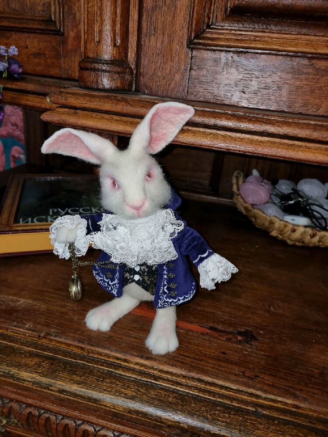 Фото №3 к отзыву покупателя Машенька скромная о товаре Белый кролик из Алисы в стране чудес заяц игрушка из шерсти