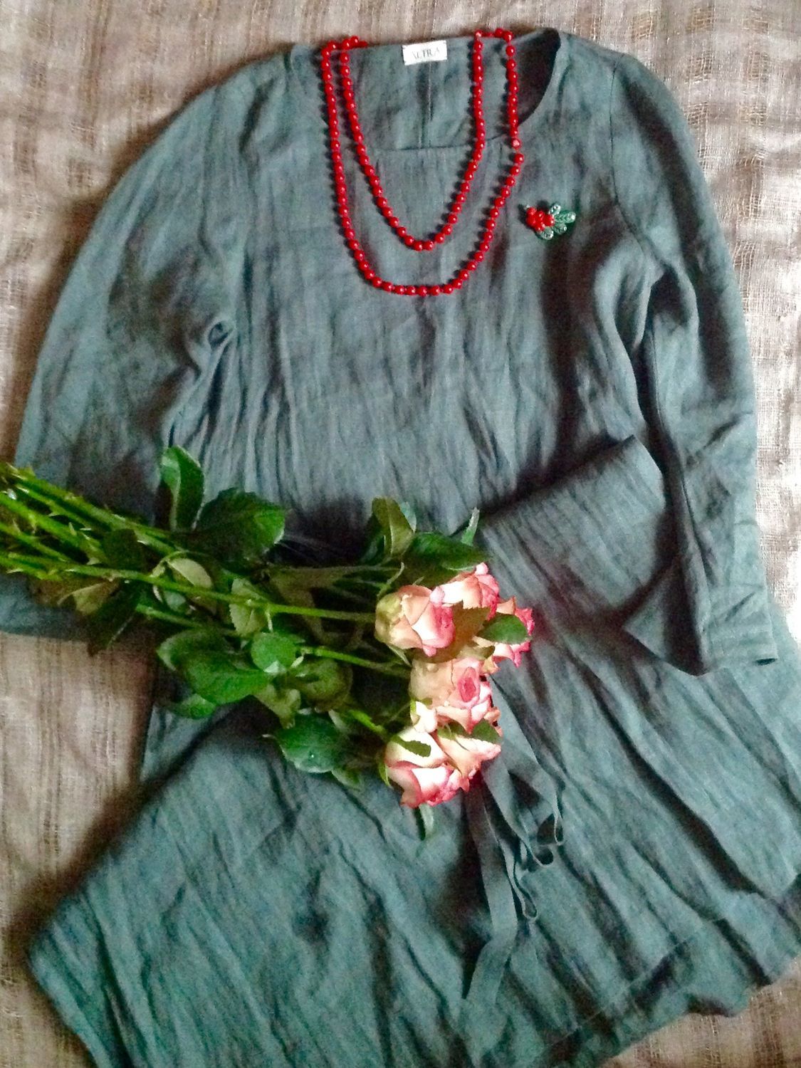 Photo №1 к отзыву покупателя Nastena Levchuk о товаре Льняное платье "Красота простых линий" (зелёный дымчатый)