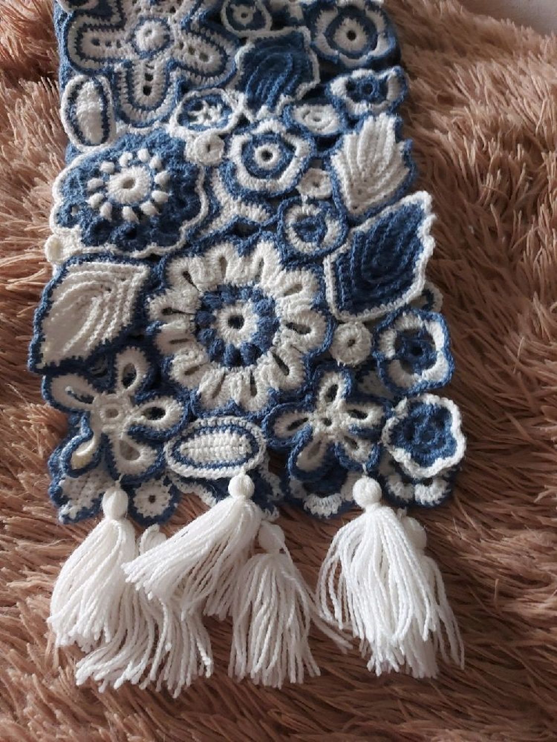 Фото №2 к отзыву покупателя Marina Kalashnik о товаре Шарфы: Стильный шарф ручной работы из сине-белых мотивов крючком