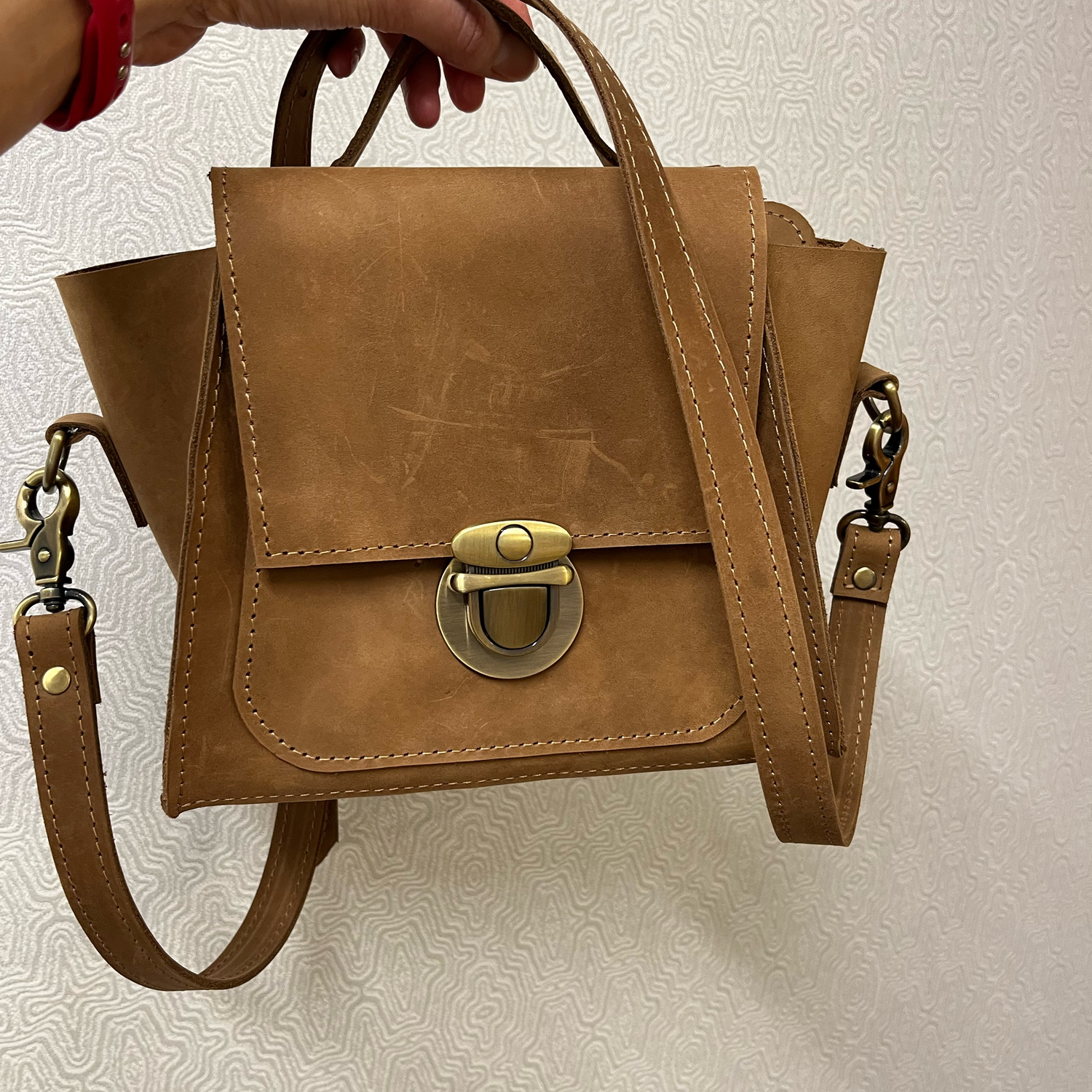 Photo №1 к отзыву покупателя Olga о товаре Кожаная сумочка "Виктори" бежевого цвета
