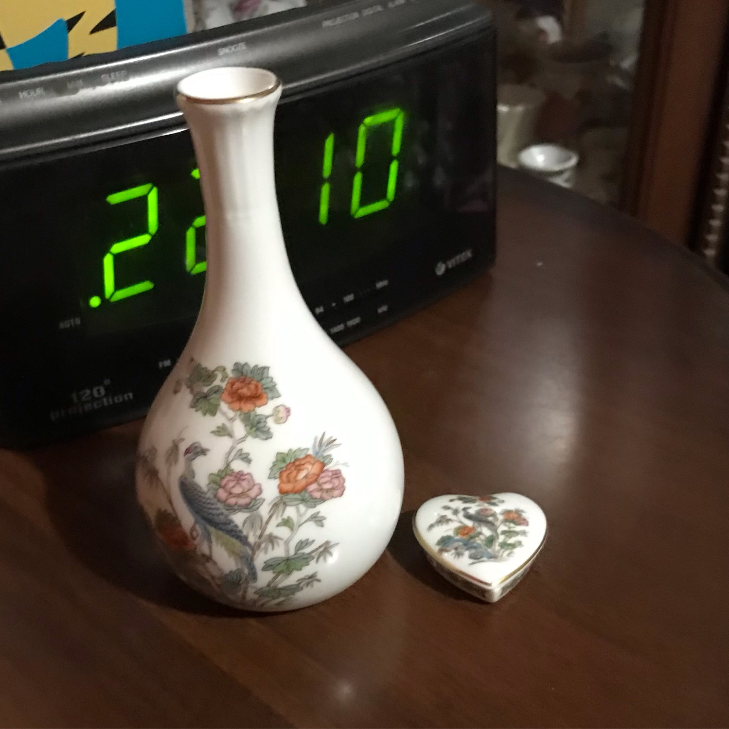 Фото №1 к отзыву покупателя Фарфор, стекло СССР и не только.. о товаре Винтаж: WEDGWOOD вазочка и шкатулочка костяной фарфор Англия