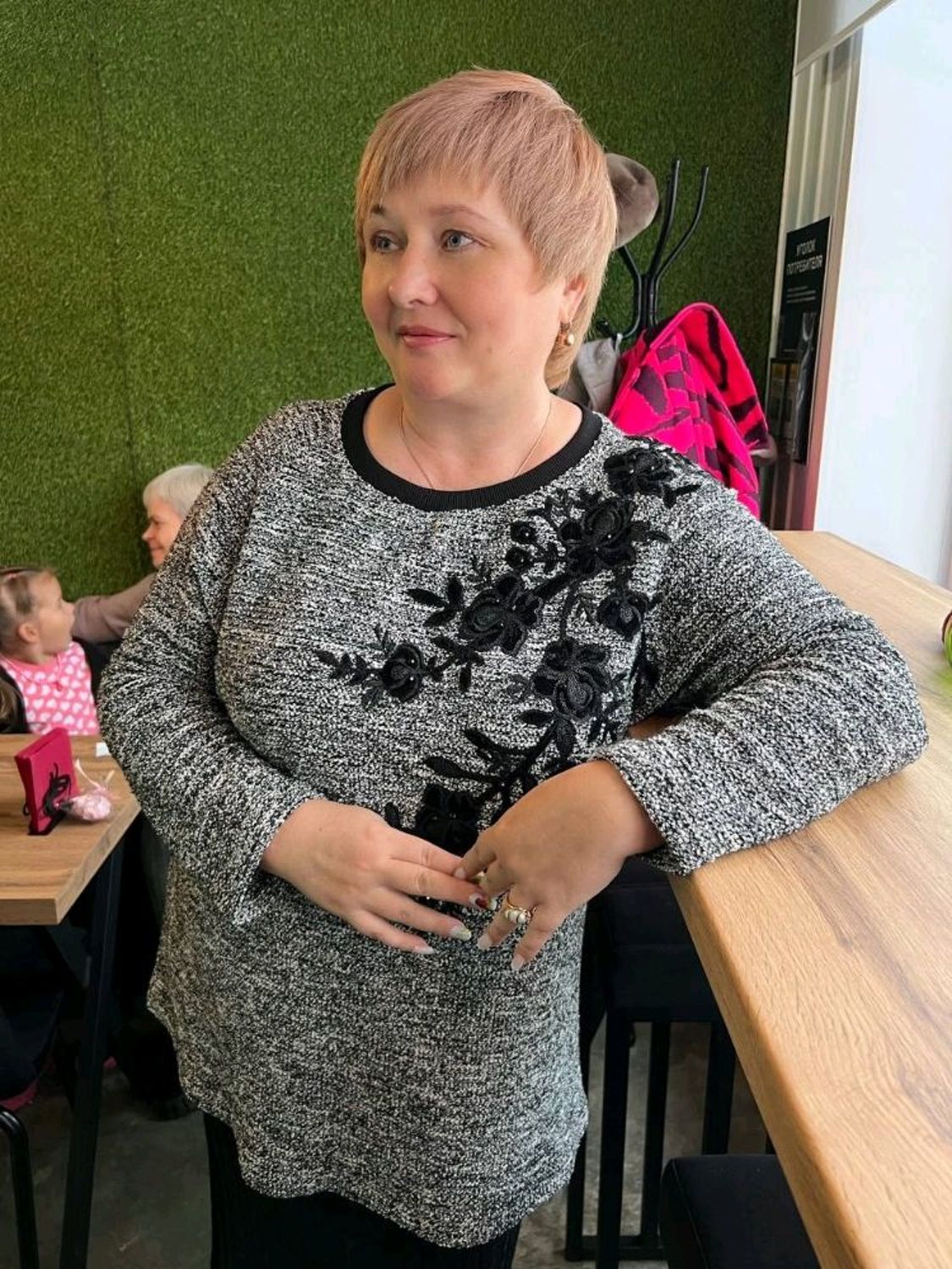 Photo №1 к отзыву покупателя Svetlana о товаре NATALINI Трикотажный джемпер черный меланж с вышивкой