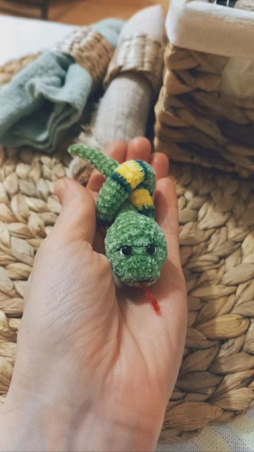 Фото №1 к отзыву покупателя Кristin Toys. Вязанные игрушки. о товаре Мастер-класс по вязанию змеи крючком