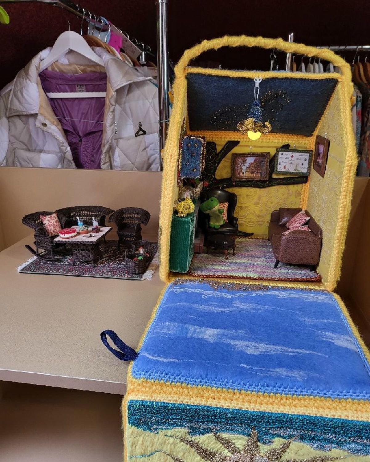 Photo №1 к отзыву покупателя Snezhana о товаре Кресло миниатюра 1 12 - кукольная мебель, аксессуары для кукол