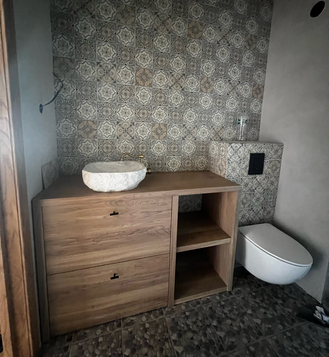 Фото №1 к отзыву покупателя Пирожок Дарья о товаре Тумба под раковину, на заказ, массив дуба.