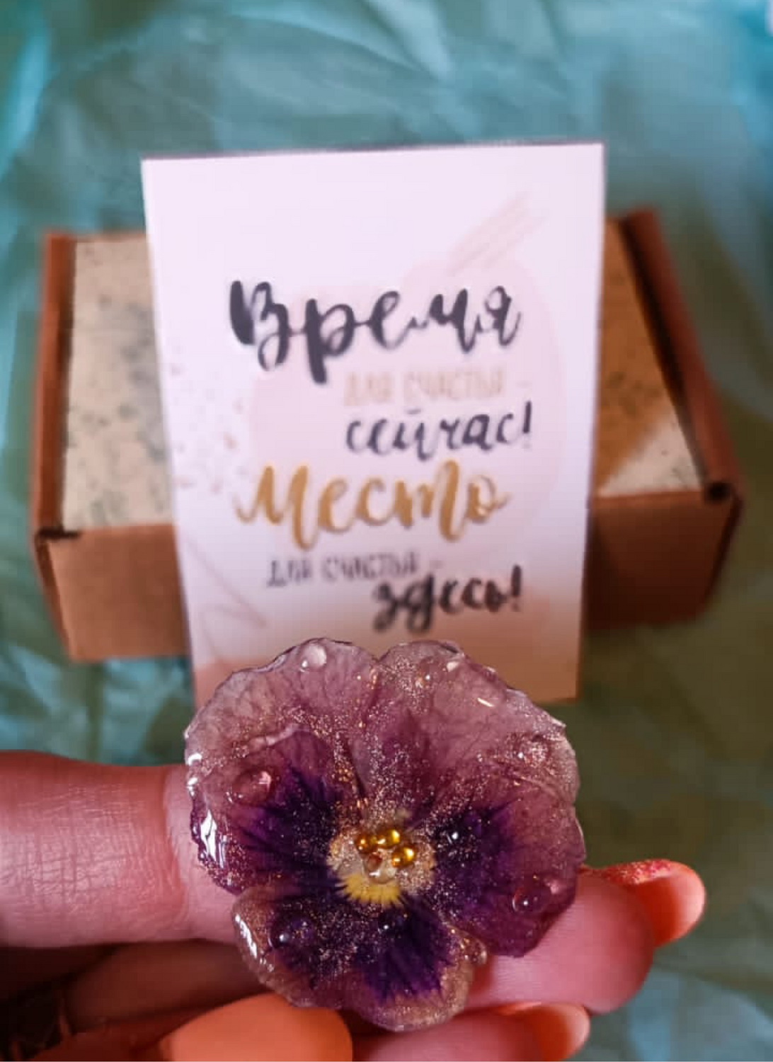 Фото №4 к отзыву покупателя Анна о товаре Кулон цветок анютины глазки - фиолетовый и белый