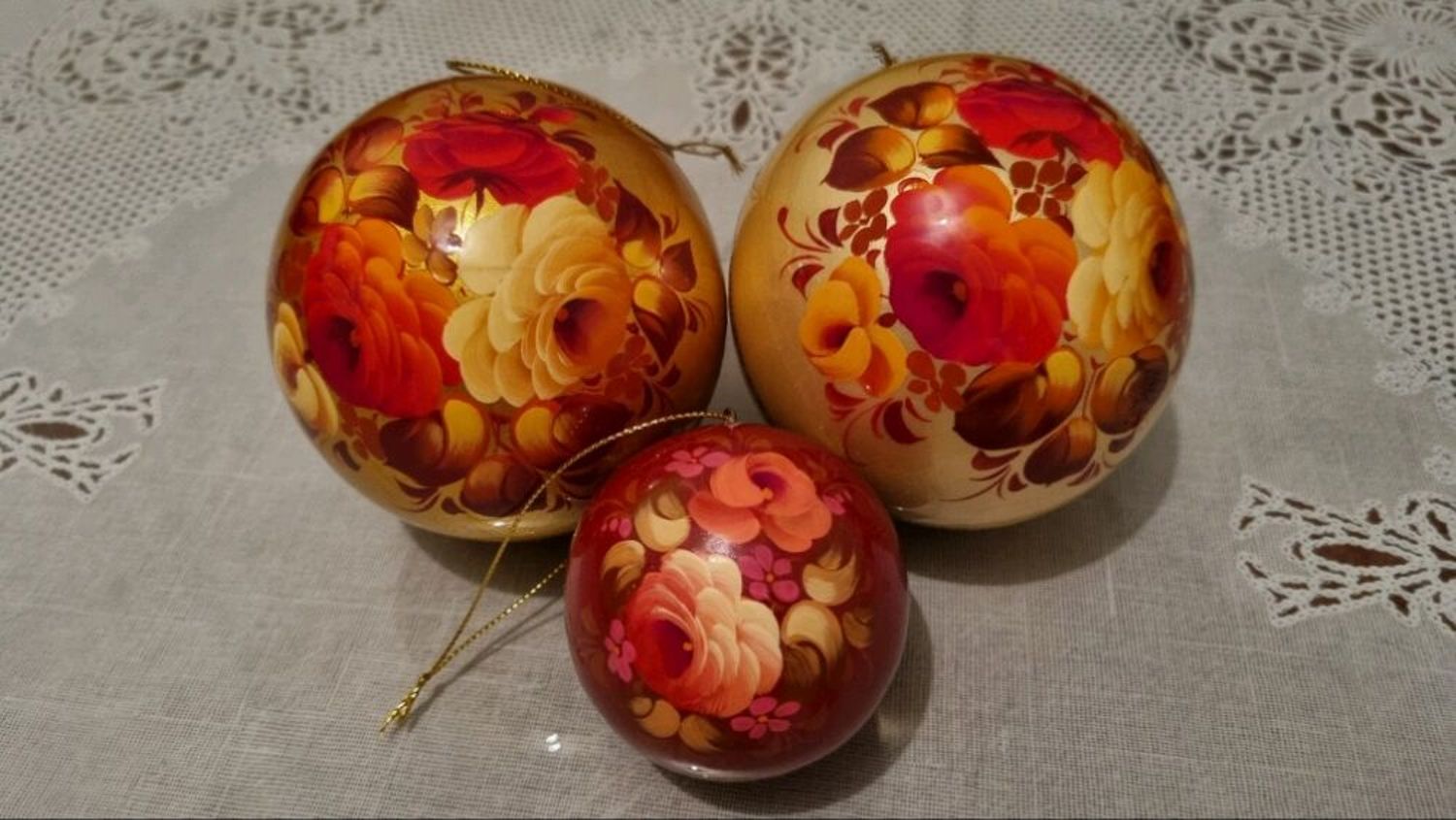 Фото №1 к отзыву покупателя Семен о товаре Новогодний деревянный расписной шар Жостово