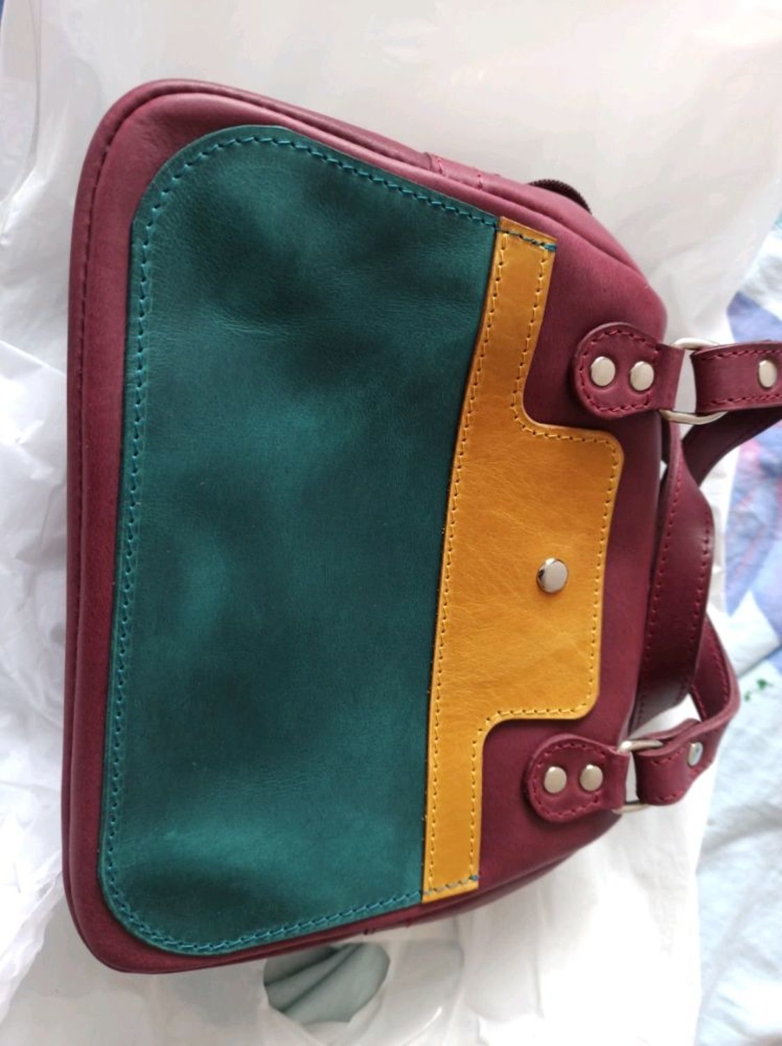 Фото №3 к отзыву покупателя HandMade о товаре Кожаная женская сумка трапеция Бордовая