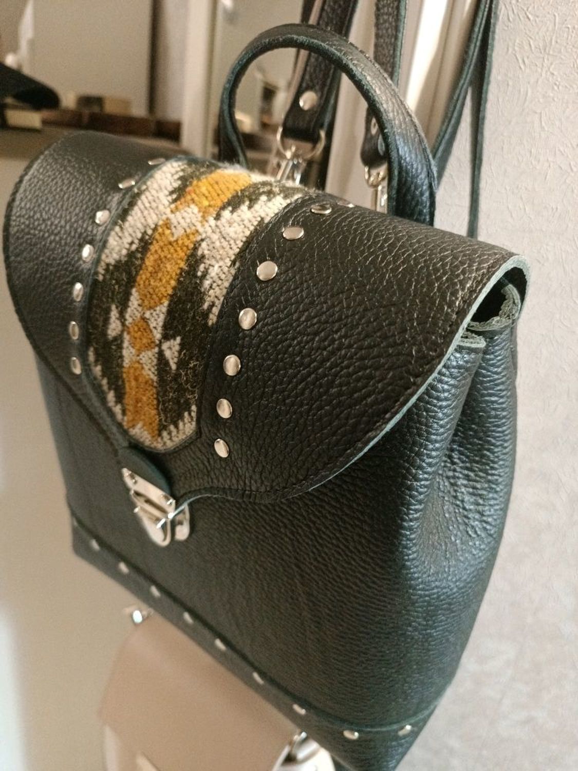 Фото №3 к отзыву покупателя Наталья Звонцова о товаре Рюкзак сумка из натуральной кожи с гобеленом чёрный