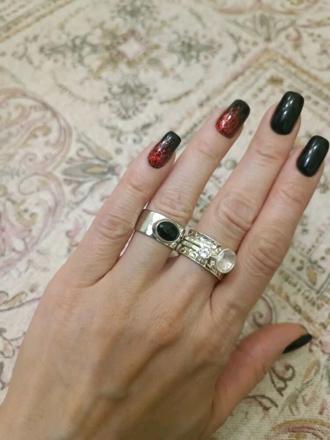 Photo №1 к отзыву покупателя Mila о товаре Широкое кольцо с натуральным черным камнем агатом серебро 925