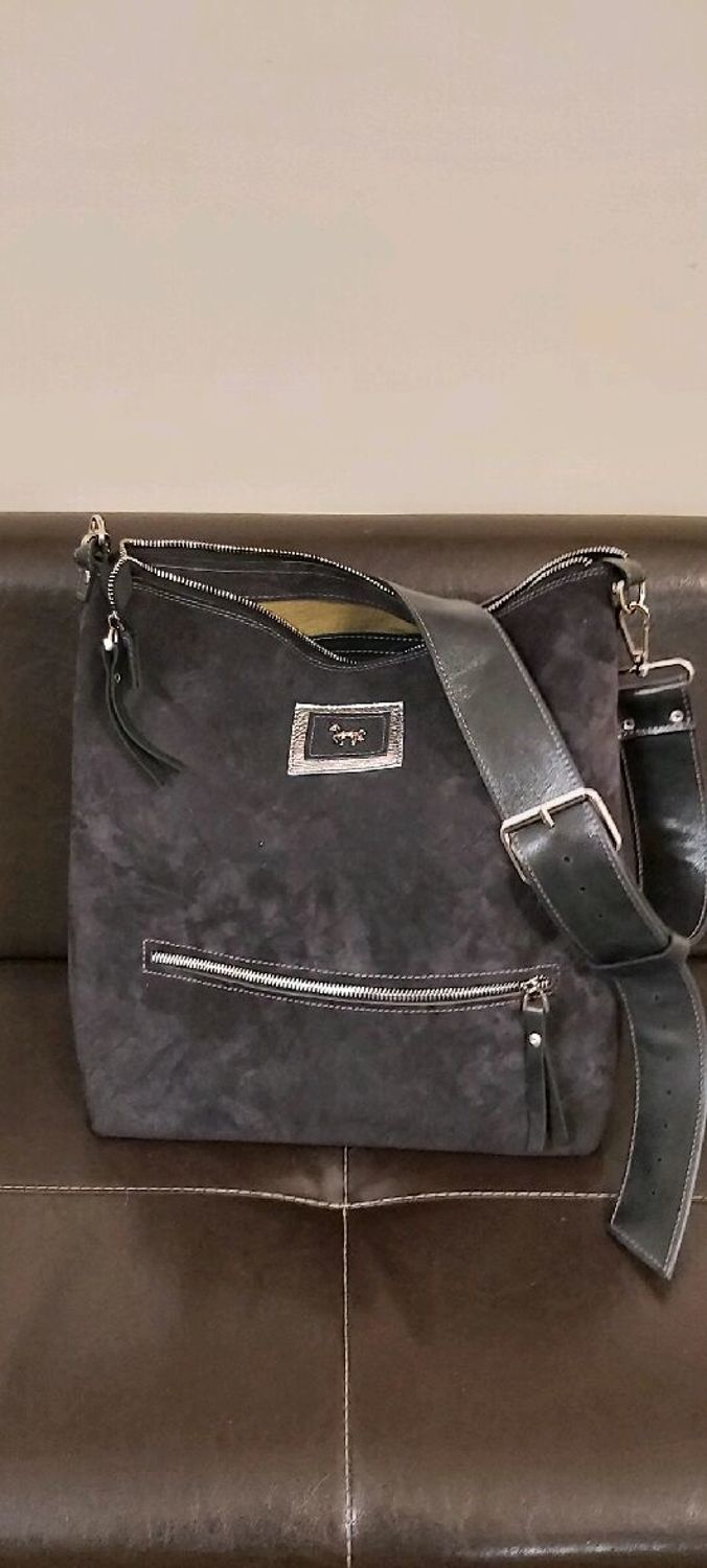 Photo №2 к отзыву покупателя Goncharova Oksana о товаре Хобо сумка, натуральная замша, кожа, серый, тёмно серый, серебристый