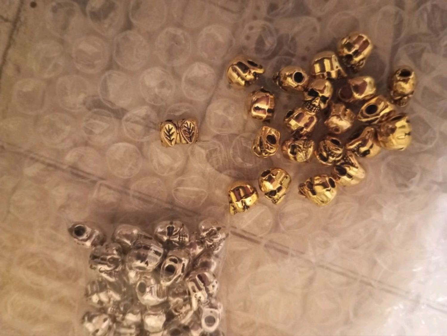 Фото №2 к отзыву покупателя Pavel о товаре Бусины Череп металлические (2 разных формы) золото и серебро