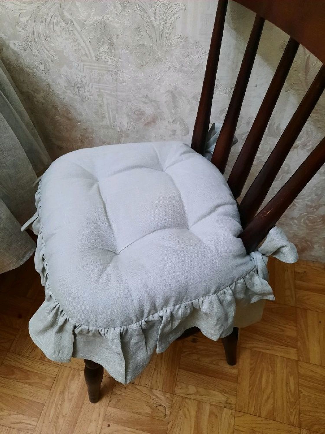 Photo №1 к отзыву покупателя Elena о товаре Сидушка-подушка на стул с рюшами в винтажном стиле