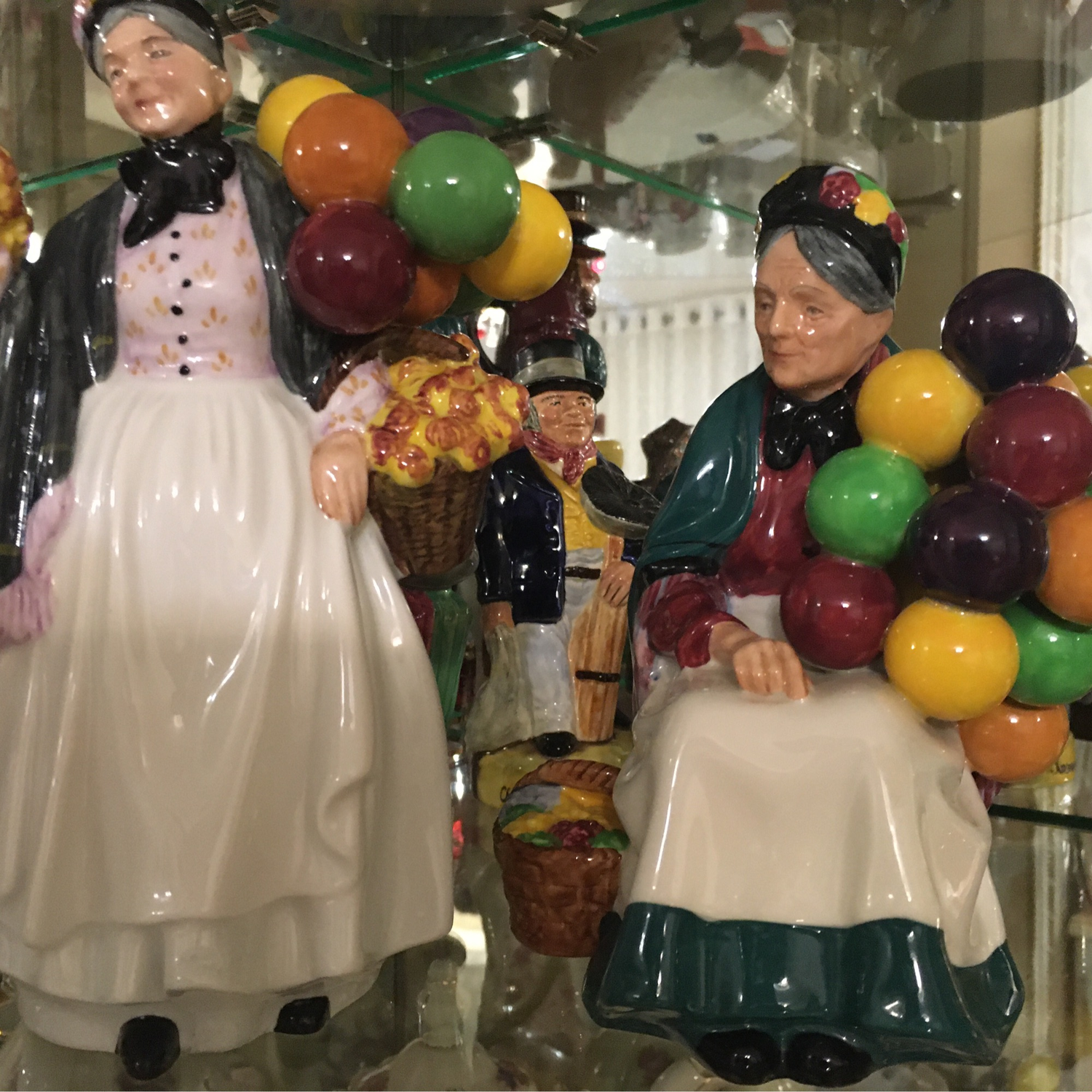 Фото №2 к отзыву покупателя Галина о товаре Винтаж: Коллекционная статуэтка Royal Doulton Biddy Penny Farthing Англия