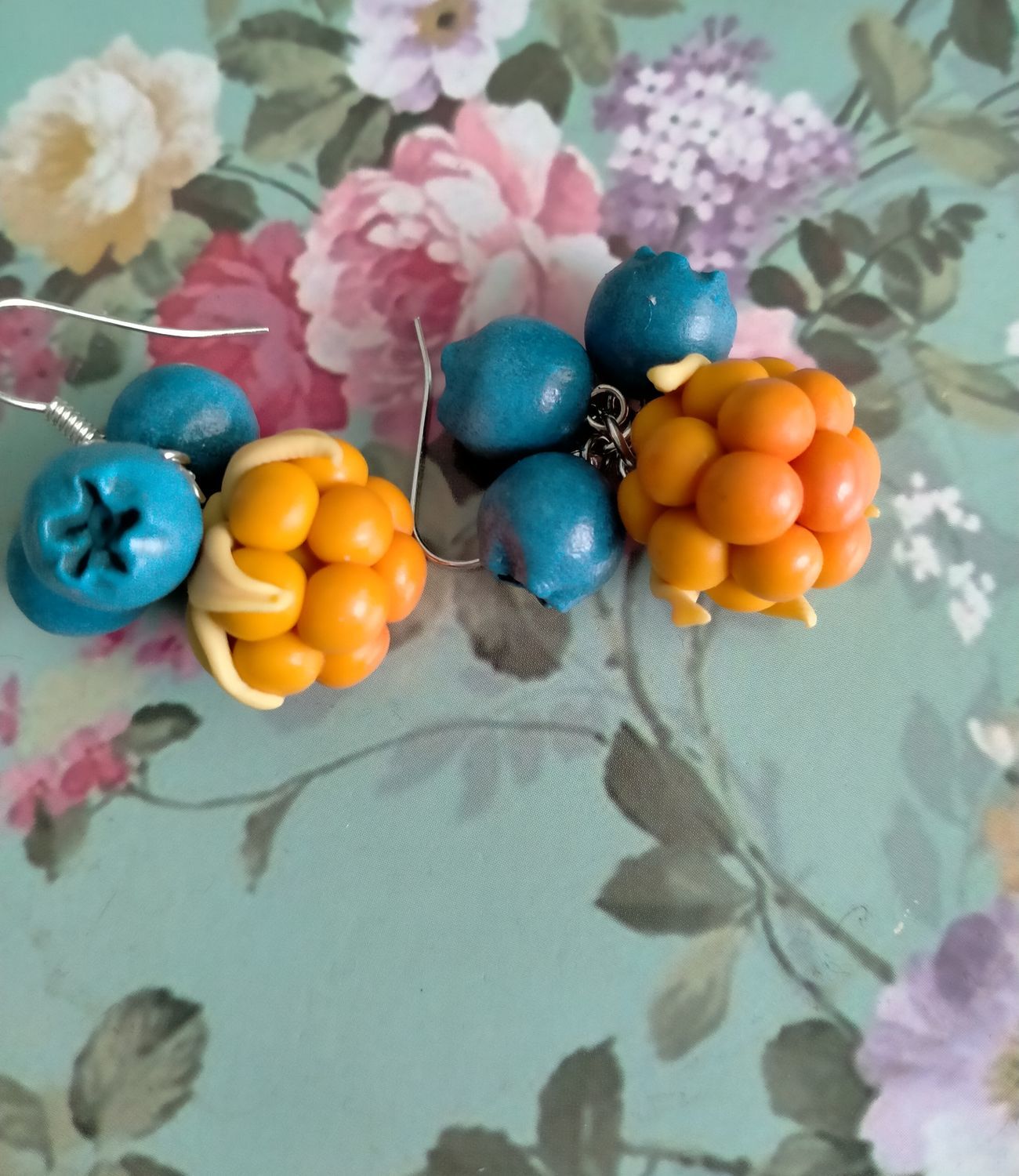 Фото №1 к отзыву покупателя Чечулина Анна о товаре Серьги-ягодки из полимерной глины "Голубика и морошка",вкусные серьги