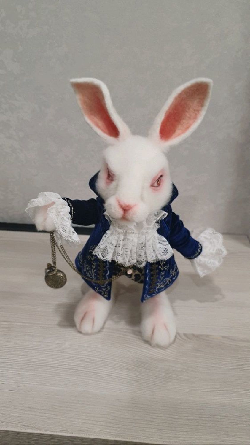 Фото №3 к отзыву покупателя Наталья о товаре Белый кролик из Алисы в стране чудес заяц игрушка из шерсти