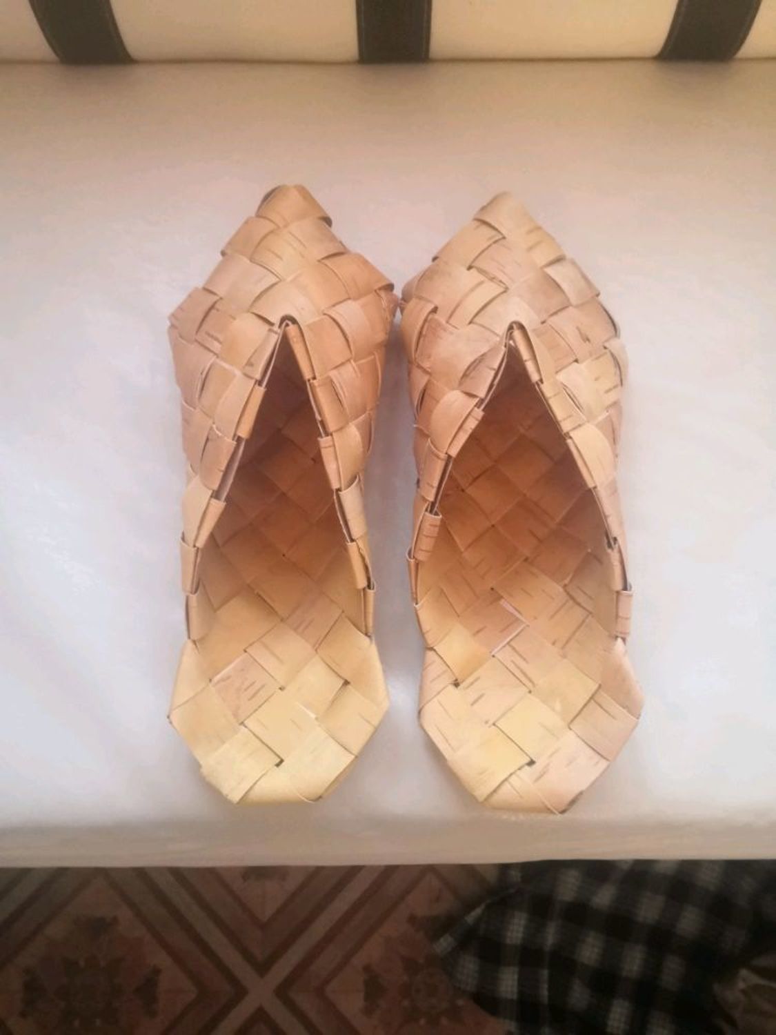 Photo №1 к отзыву покупателя Kodolov Aleksej о товаре Тапки, шлёпки из бересты "треугольные", р-р 36-45. Обувь для бани