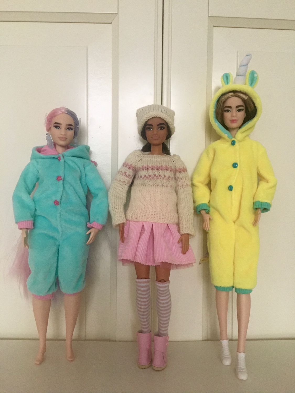 Фото №1 к отзыву покупателя Виктория о товаре Кигуруми единорог для Барби Barbie Пижама желтая Комбинезон с ушками и еще 4 товара