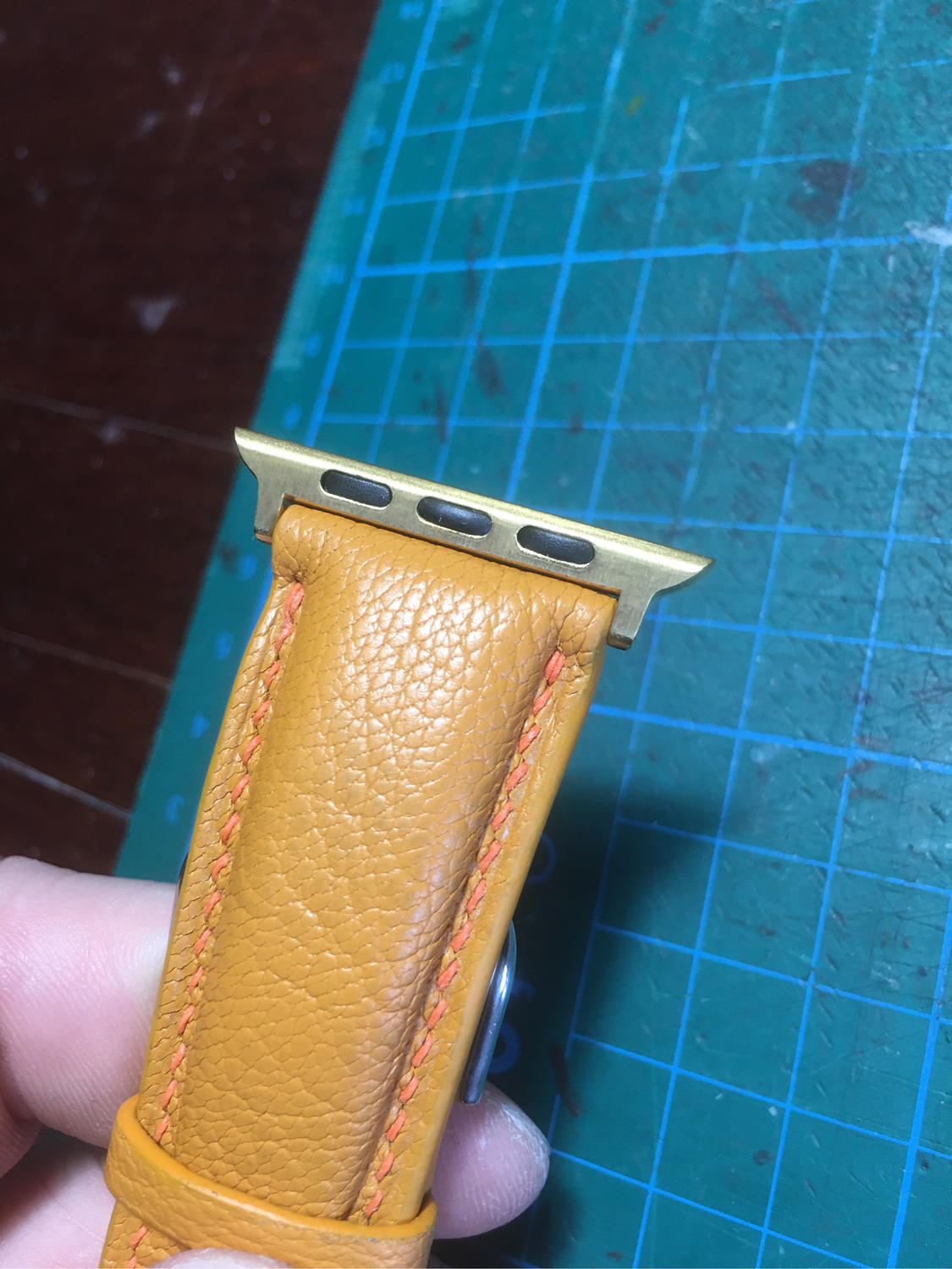 Фото №1 к отзыву покупателя The Bull. Leather workshop. о товаре Переходник для Apple Watch  тип 1 (под серебро  )