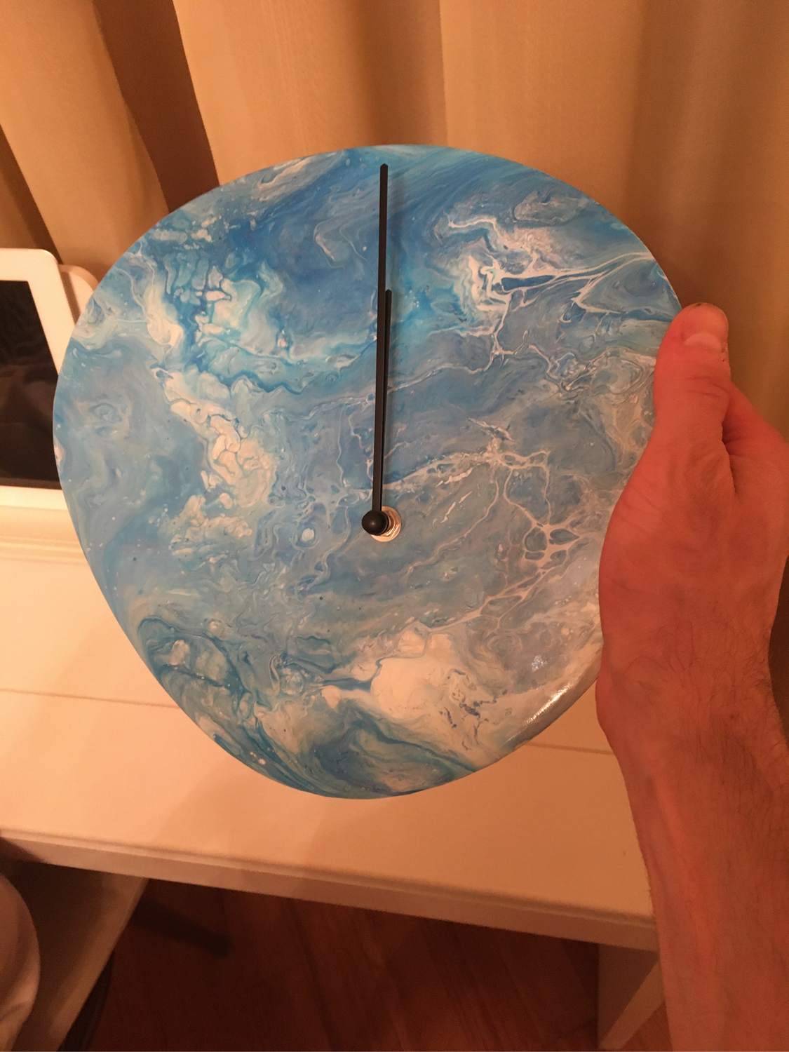 Фото №1 к отзыву покупателя Сова Алексей о товаре Часы необычной формы голубые в технике Fluid art