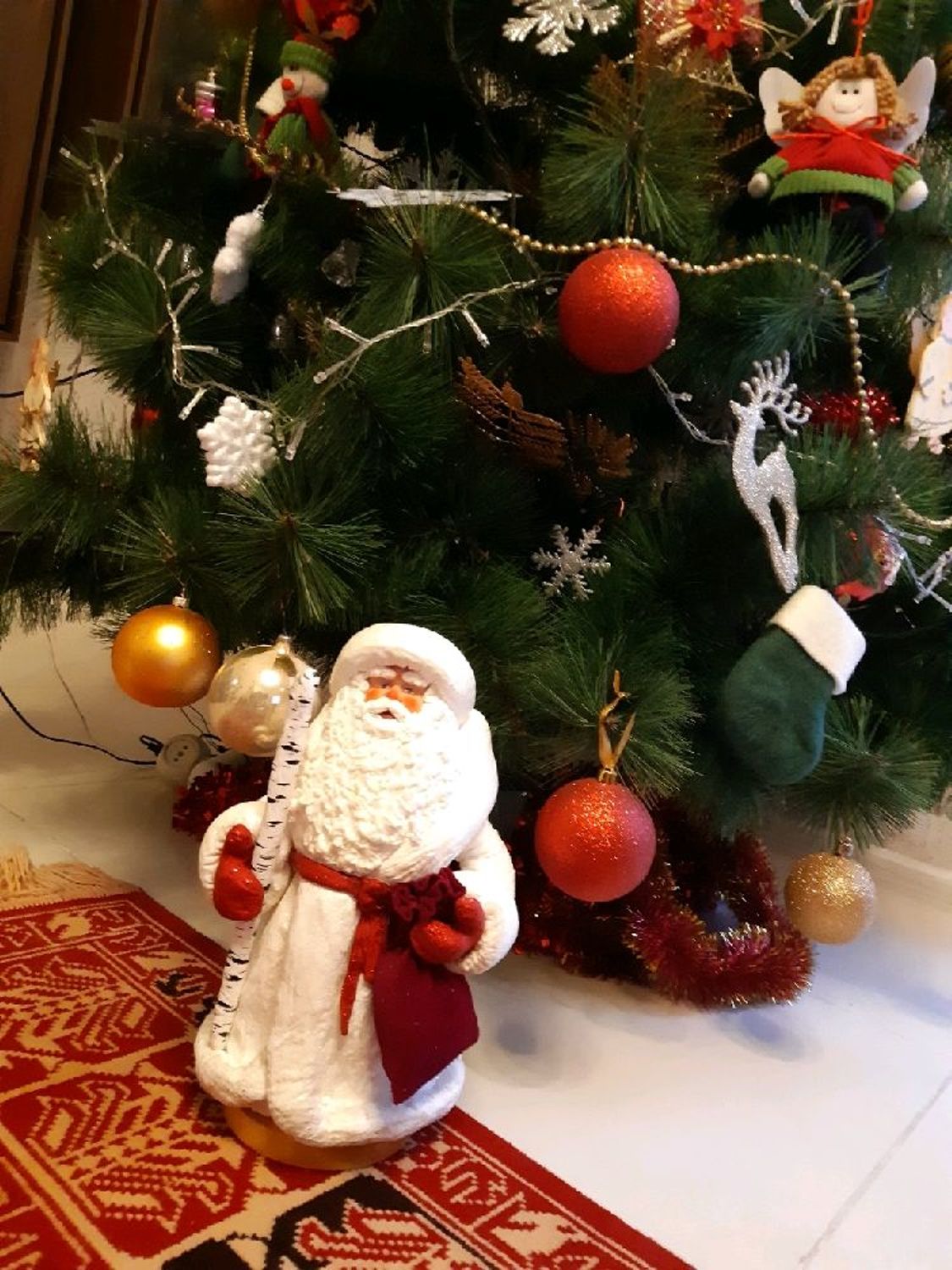 Photo №3 к отзыву покупателя Ksana о товаре Дед Мороз из ваты под ёлку с берёзовым посохом