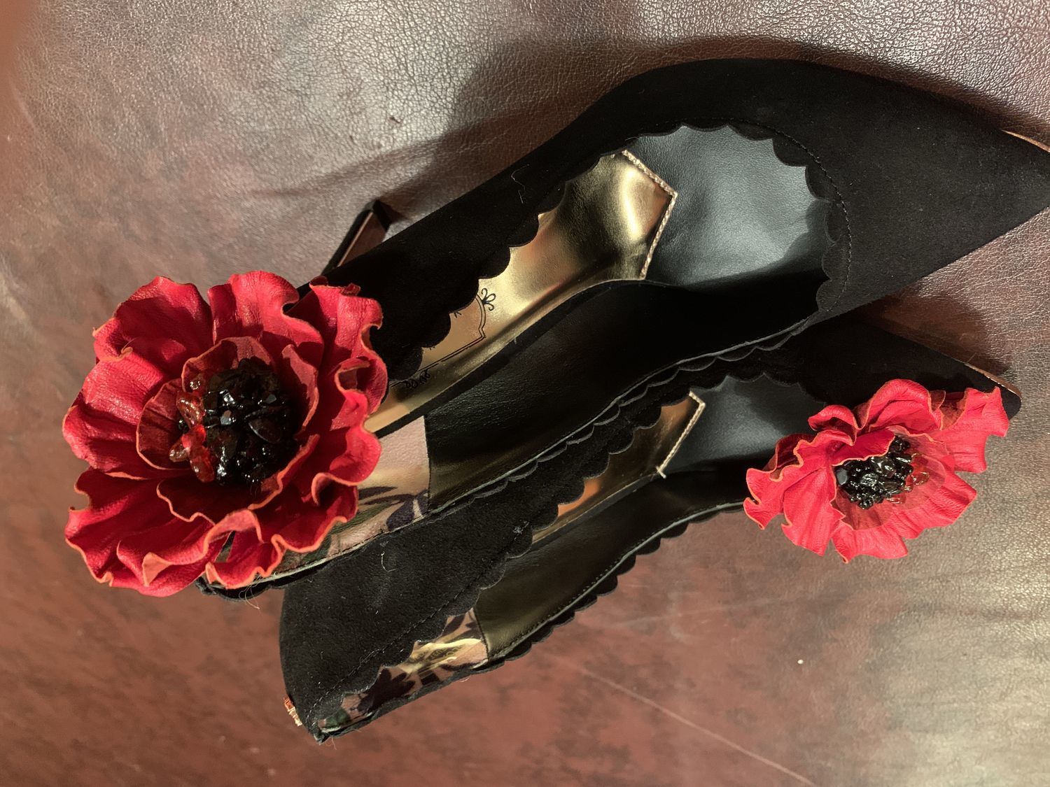 Фото №1 к отзыву покупателя Оксана Каселла о товаре Leather flowers. Decoration brooches for shoes RED CAMELLIA и еще 1 товар