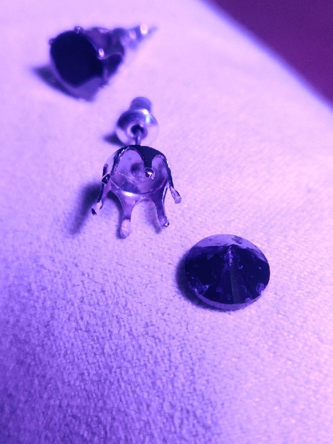 Фото №1 к отзыву покупателя Виктория Стрелкова о товаре Винтаж: CZ. Cubic zirconia. Серьги-гвоздики.
