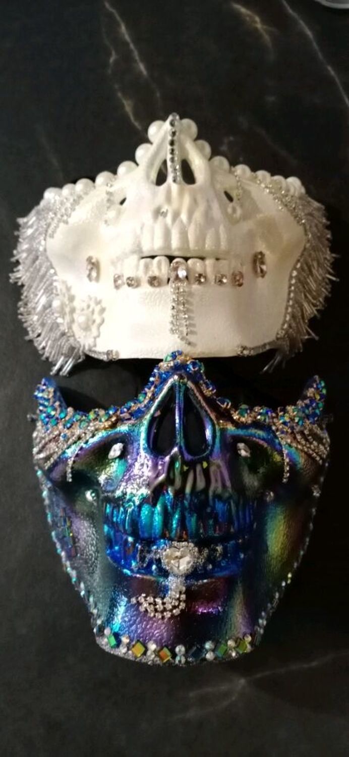 Фото №1 к отзыву покупателя Джей о товаре Полумаска череп с кристаллами на Хеллоуин