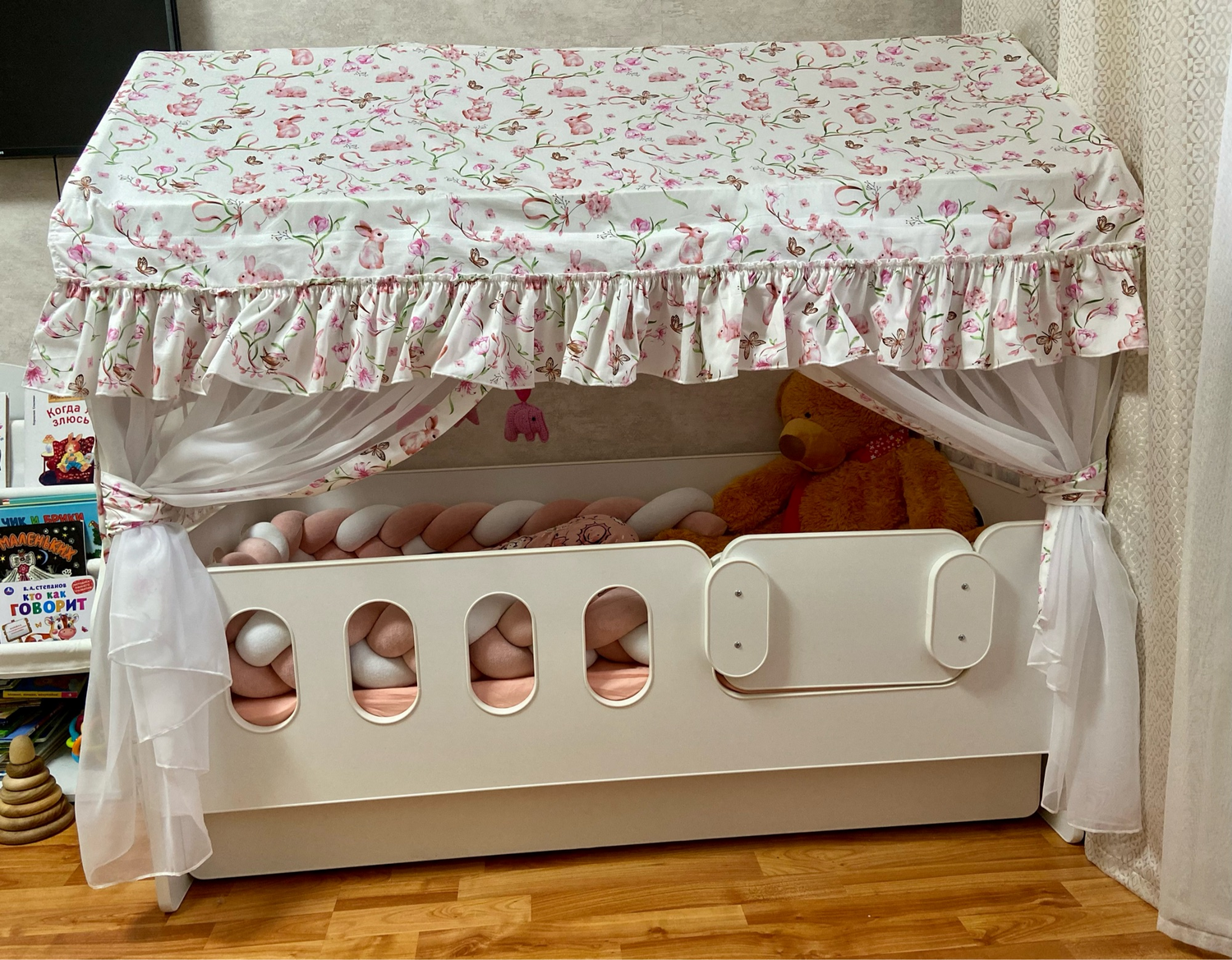 Фото №2 к отзыву покупателя Ирина о товаре Крыша и занавески для детской кровати-домика