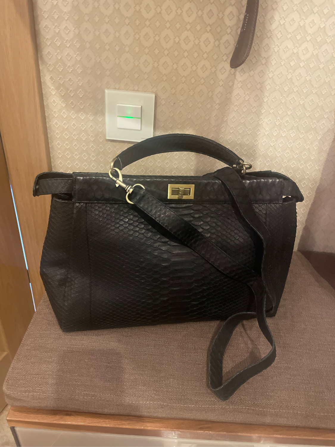 Фото №1 к отзыву покупателя Захаревская Анна о товаре Сумка из кожи питона FENDI