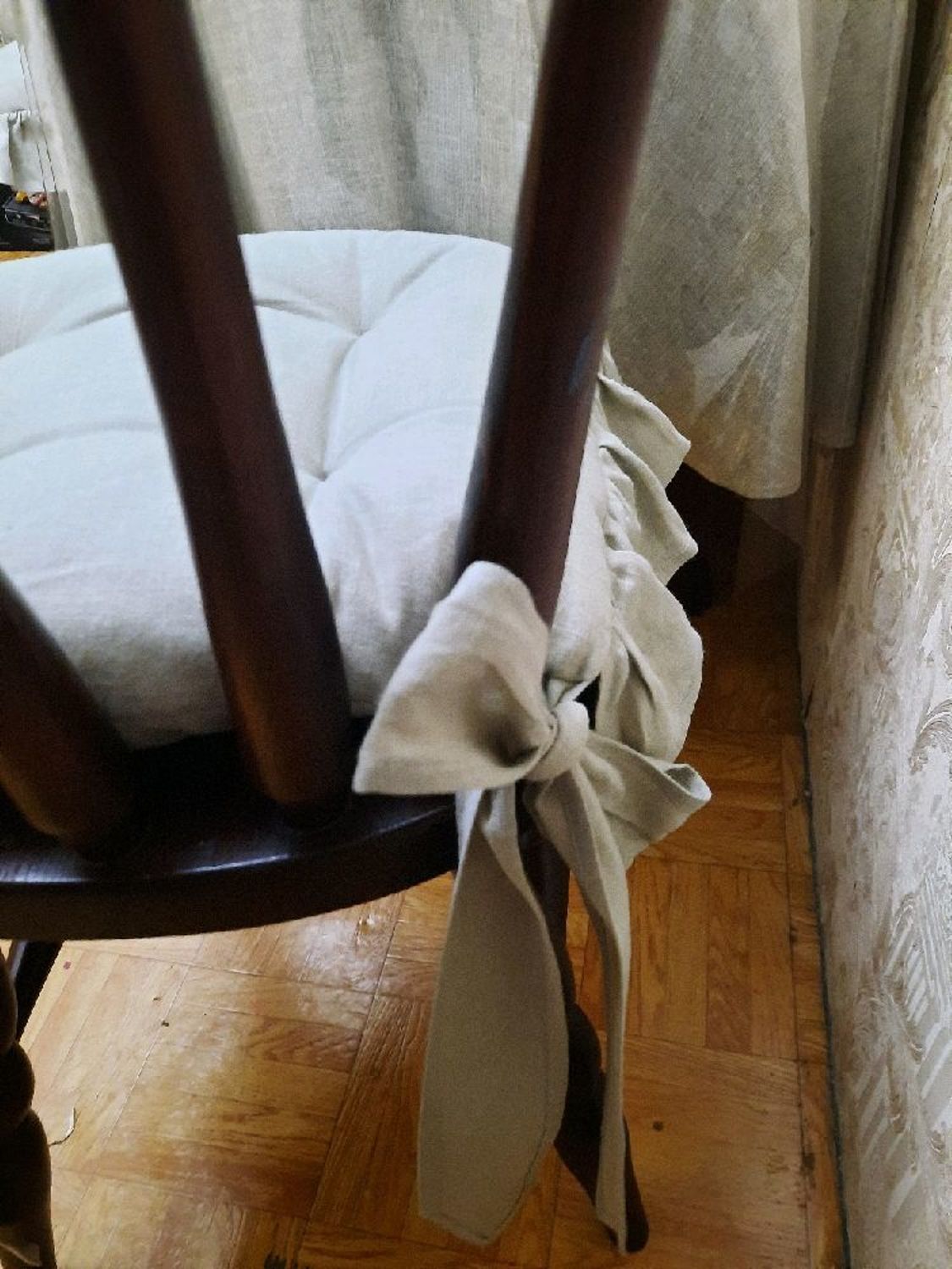 Photo №2 к отзыву покупателя Elena о товаре Сидушка-подушка на стул с рюшами в винтажном стиле