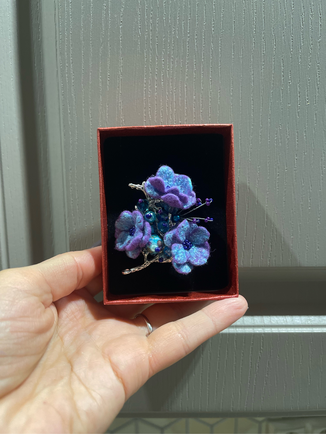 Photo №1 к отзыву покупателя Kitty-shop о товаре Брошь-булавка: Фиолетовый цветок брошь маленькая