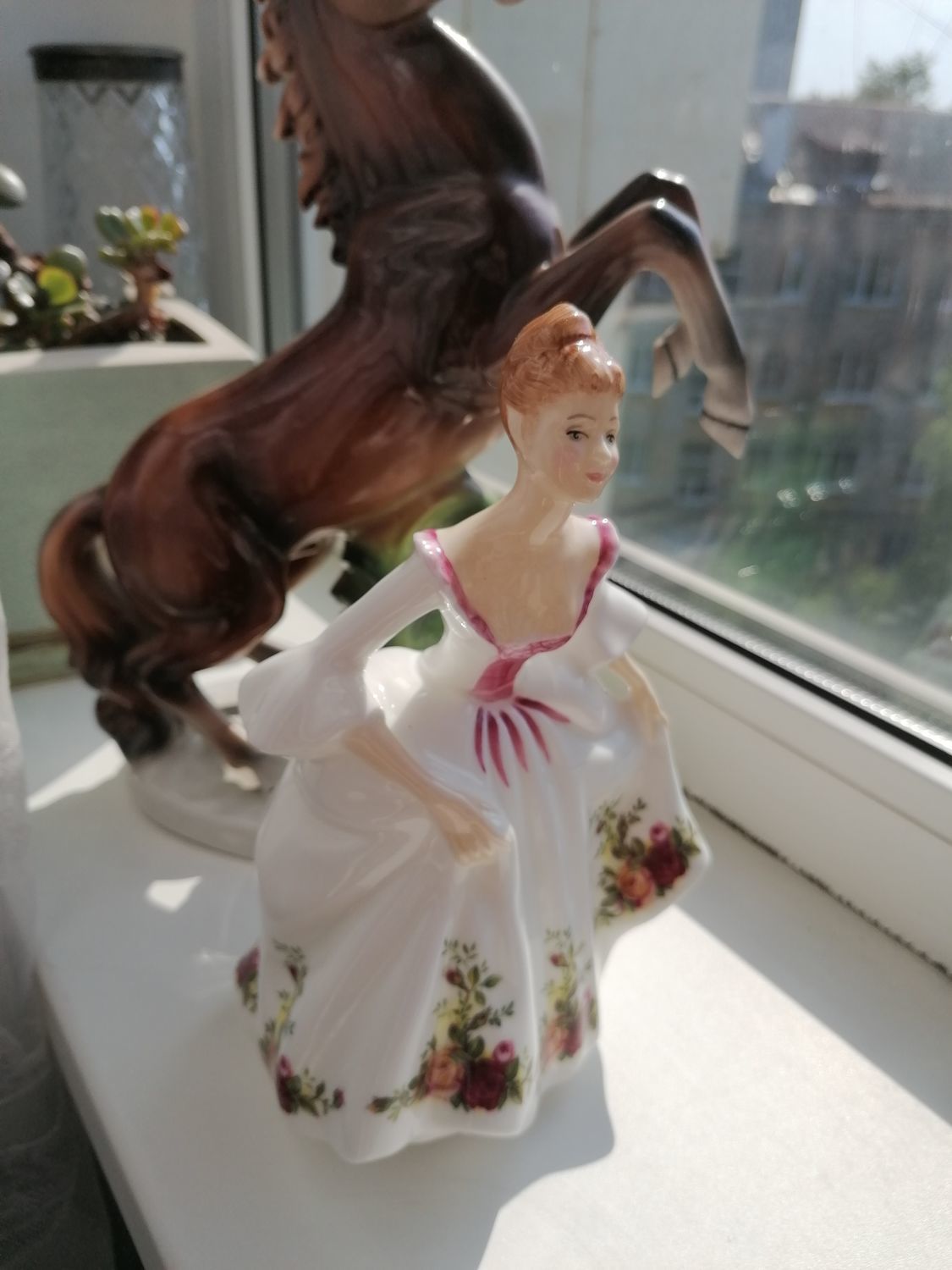 Фото №1 к отзыву покупателя Олег о товаре Винтаж: Royal Doulton коллекционная статуэтка Country Rose Англия
