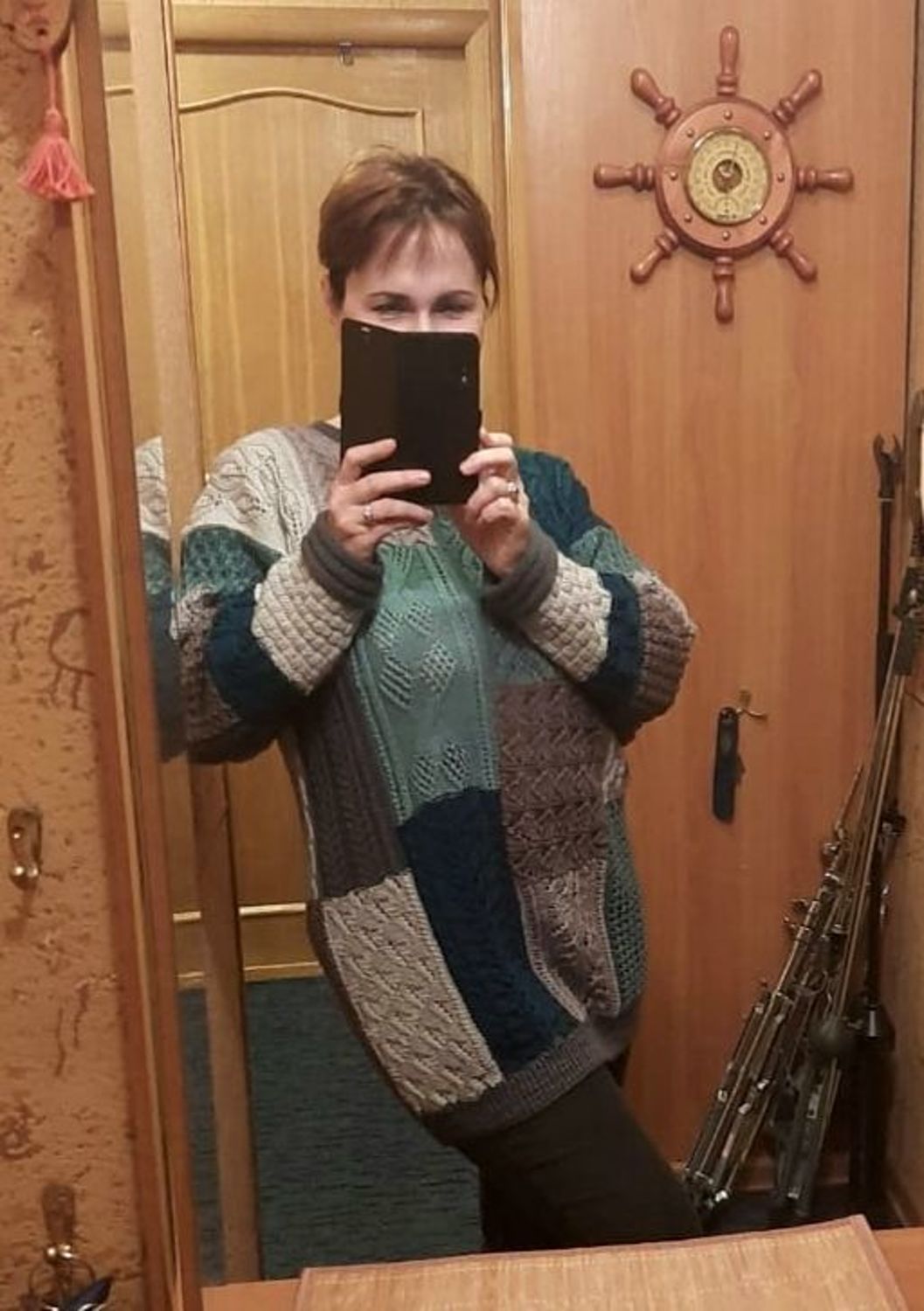 Фото №1 к отзыву покупателя Марина Рыбчинская (куклы и мишки) о товаре Свитер  вязанный. Свитер ручной вязки  оверсайз "Сдержанный пэчворк"