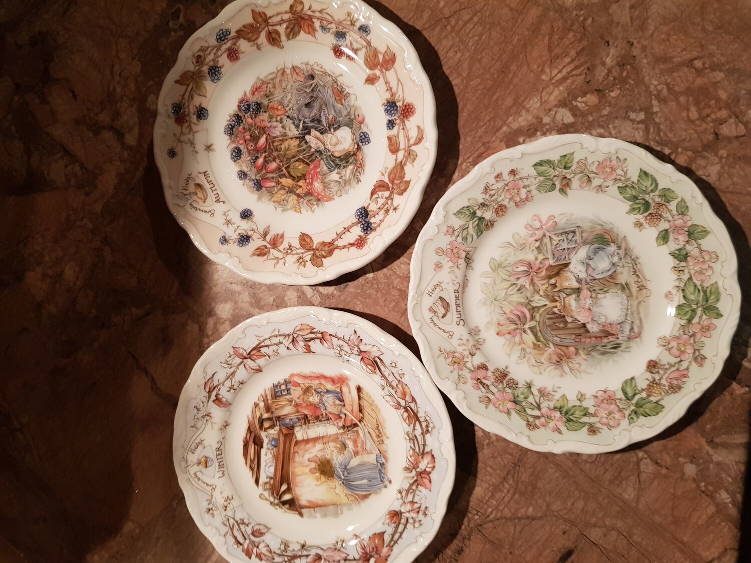 Фото №3 к отзыву покупателя Любовь о товаре Винтаж: Royal Doulton,Brambly Hedge, тарелки Времена года,Ежевичная поляна
