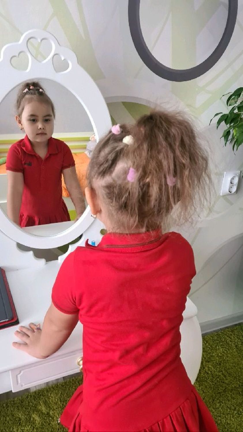 Photo №1 к отзыву покупателя Aliya о товаре Туалетный столик с зеркалом консольный детский в детскую комнату трюмо