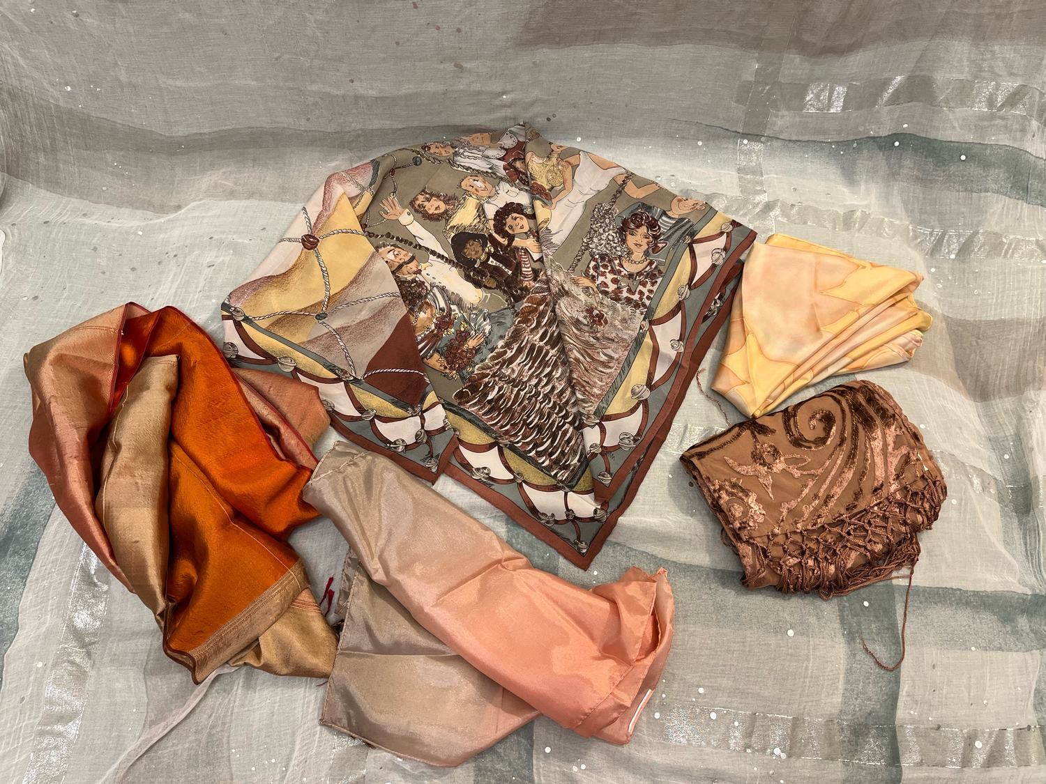 Фото №2 к отзыву покупателя tatyana о товаре Винтаж: Шелковый пастельный шарф "Нежный восход"