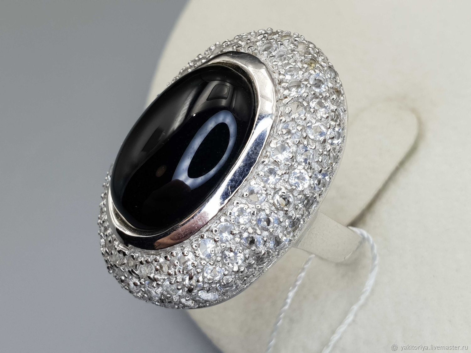 Photo №1 к отзыву покупателя Natalya о товаре Серебряное кольцо с черным ониксом 18х13 мм и фианитами