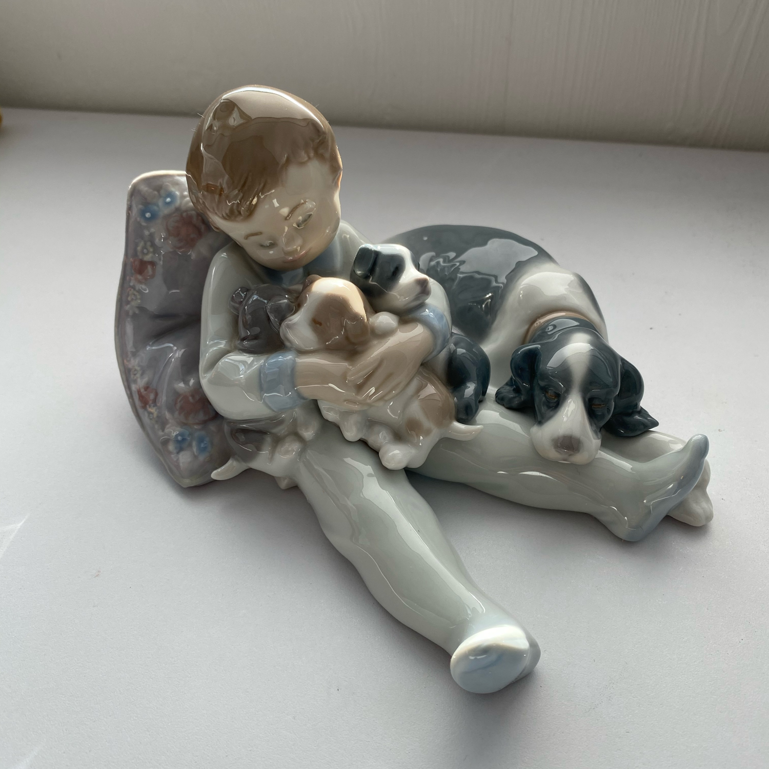 Фото №1 к отзыву покупателя Antiquités et Vintage о товаре Винтаж: Lladro, винтажная фарфоровая статуэтка "На подушке"