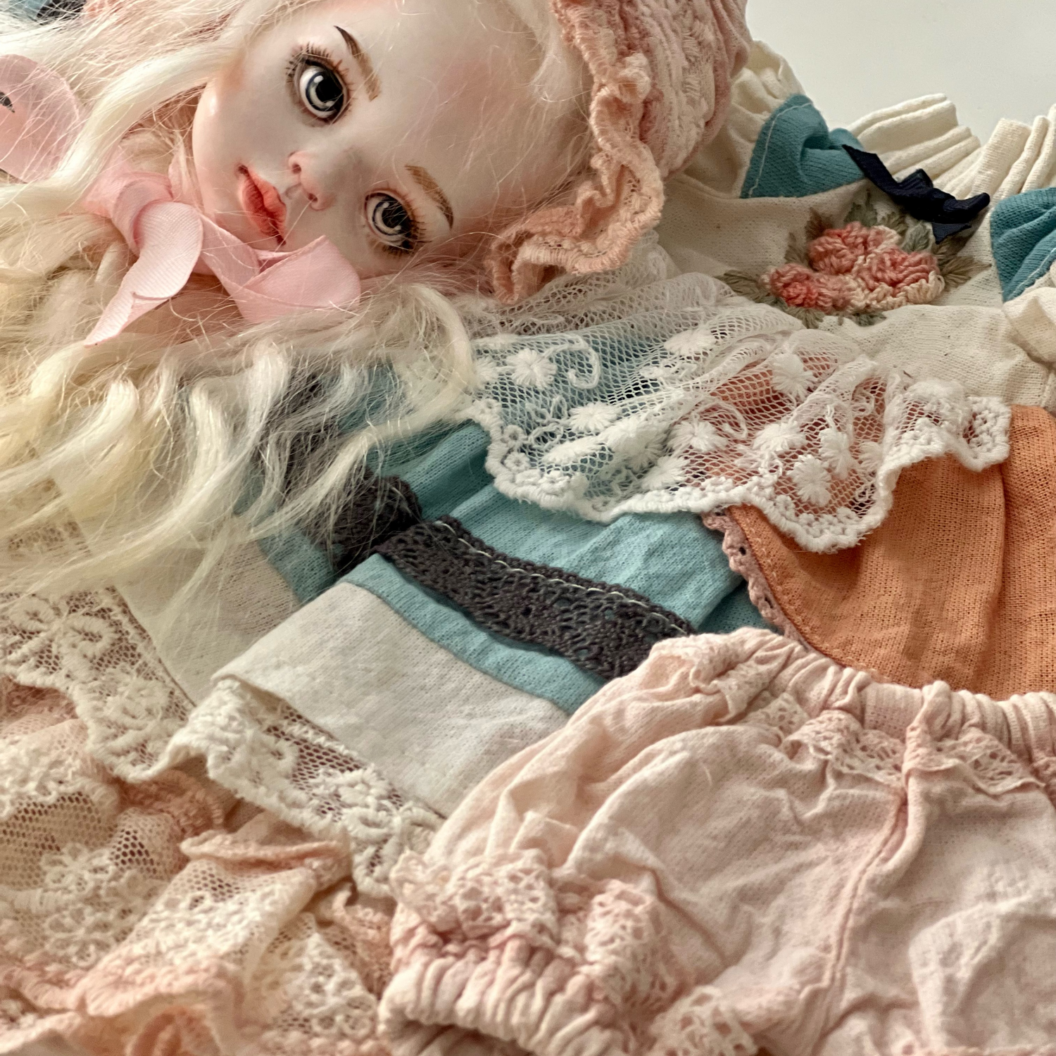 Photo №1 к отзыву покупателя Irina Shlushnene  о товаре Шляпа, нижняя юбка, панталоны для куклы Паола Рейна and 1 more item