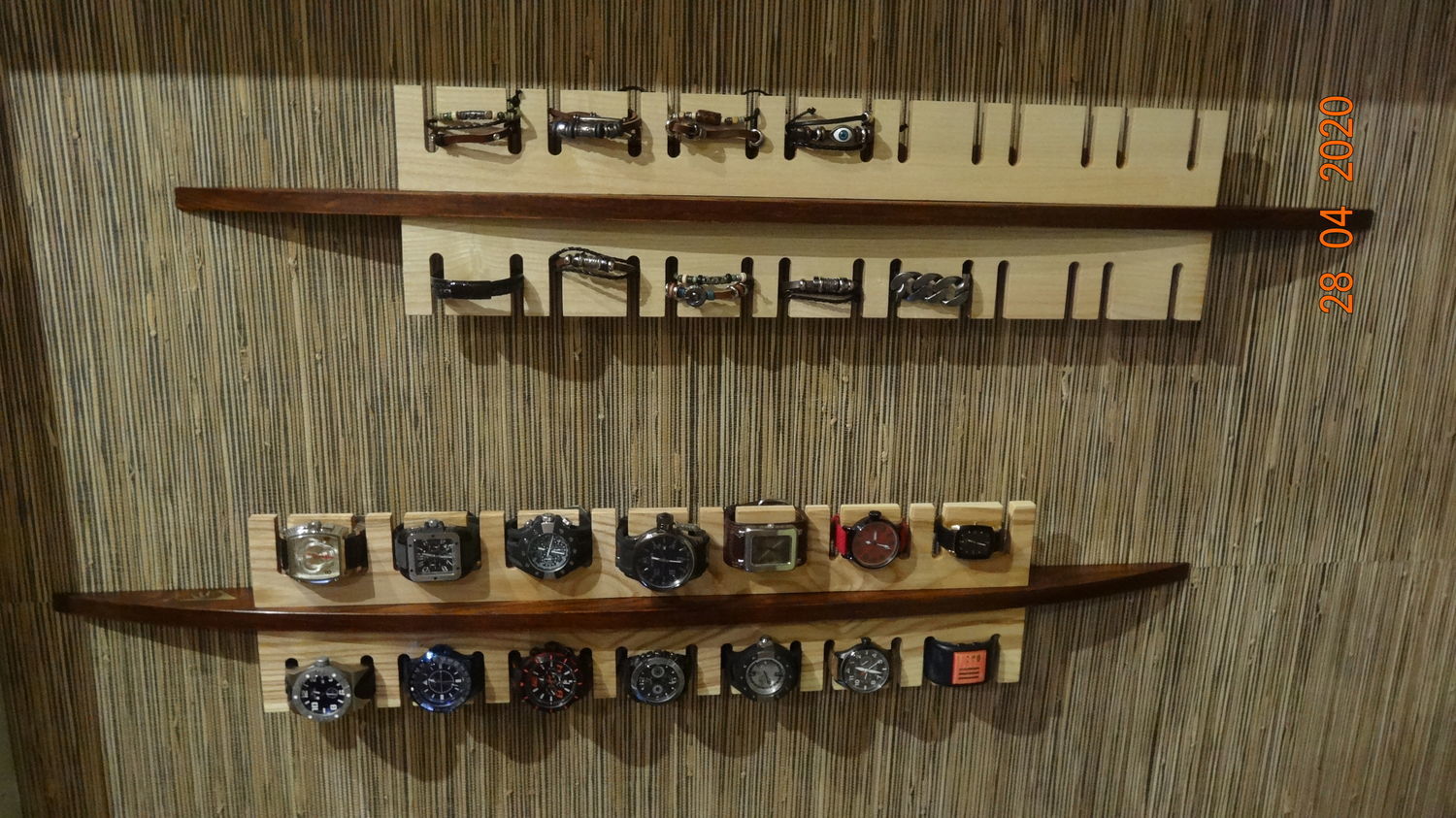Photo №1 к отзыву покупателя Sergej о товаре Подарки: Настенная подставка для наручных часов из дерева