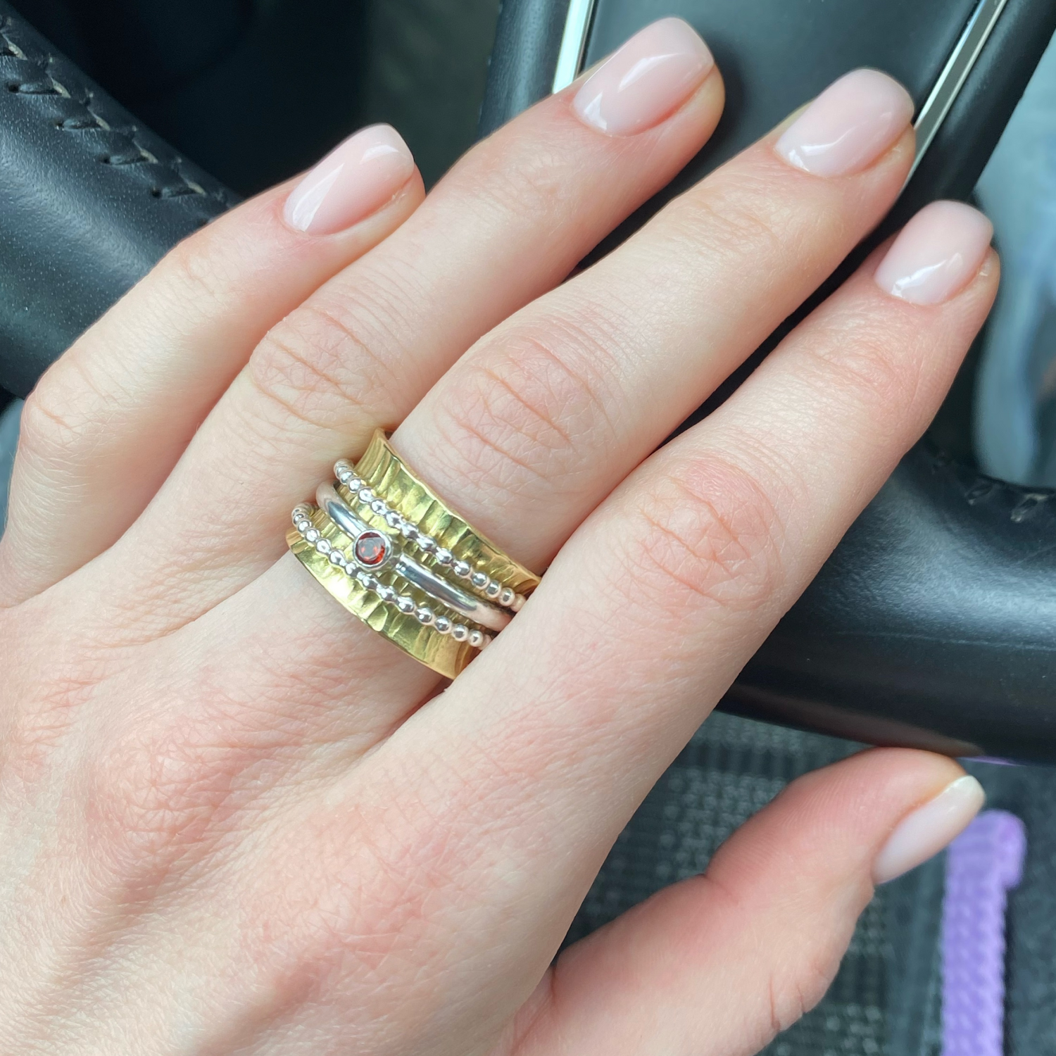 Фото №1 к отзыву покупателя Dinara Zajretdinova о товаре “Royal luxury” - кольцо спинер с натуральным гранатом